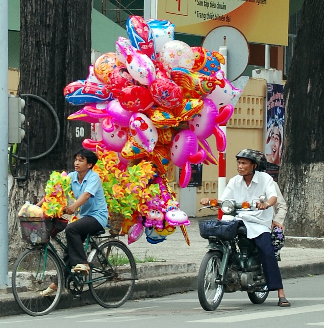 Saigon balloon vendor